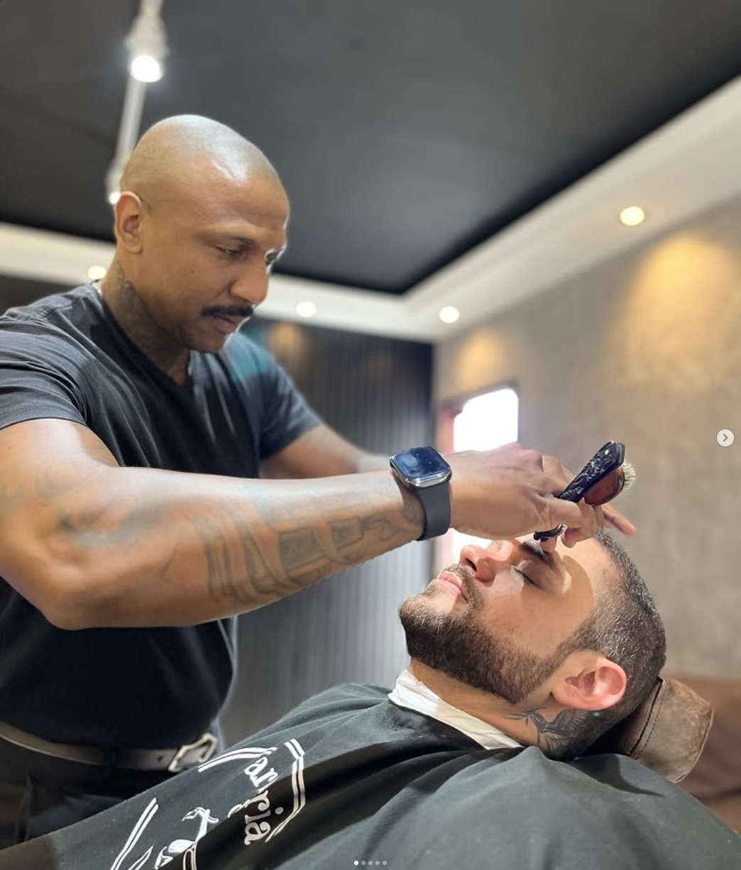 Barbeiro fazendo a barba na navalha