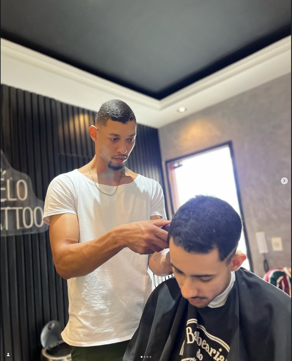 Corte de cabelo em andamento